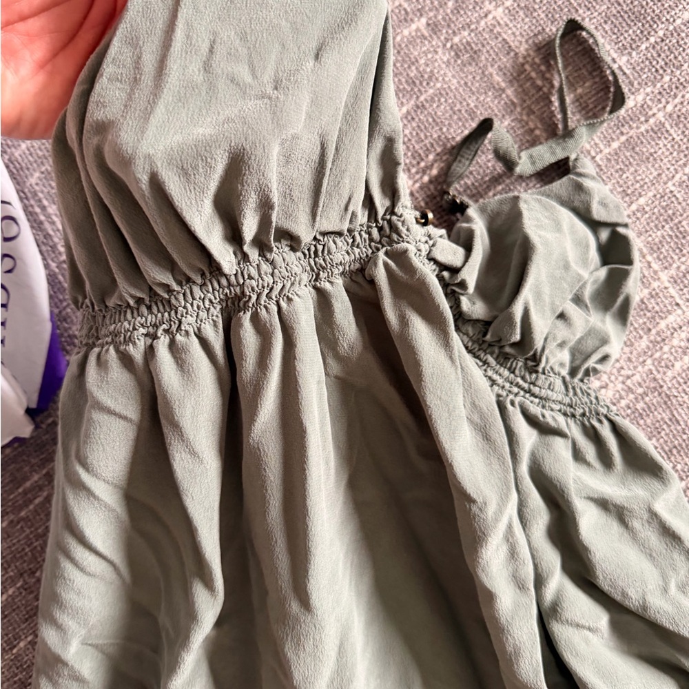 Green Sleeveless Dress - Picture 2 of 2